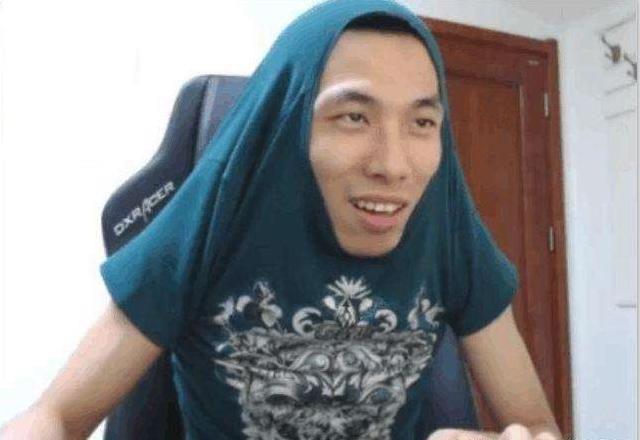 抖音小主播的捷径，可能是和这个中年男人连麦PK。