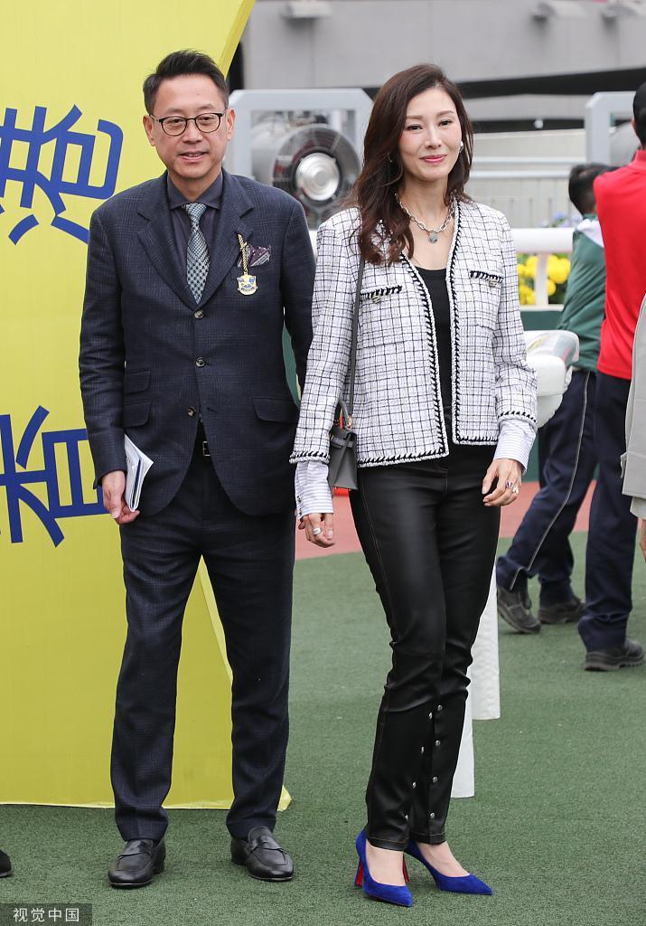 许晋亨李嘉欣夫妇现身香港沙田马场 双手紧扣十分甜蜜