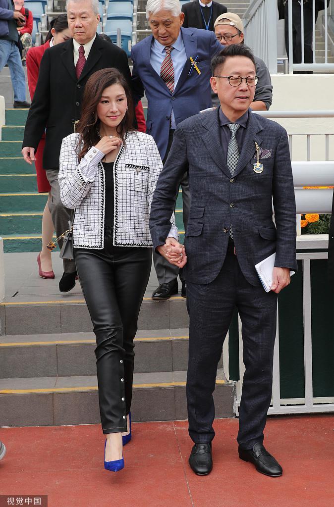 许晋亨李嘉欣夫妇现身香港沙田马场 双手紧扣十分甜蜜