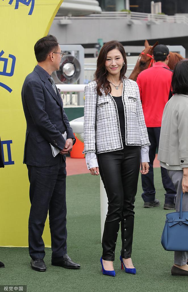 许晋亨李嘉欣夫妇现身香港沙田马场 双手紧扣十分甜蜜