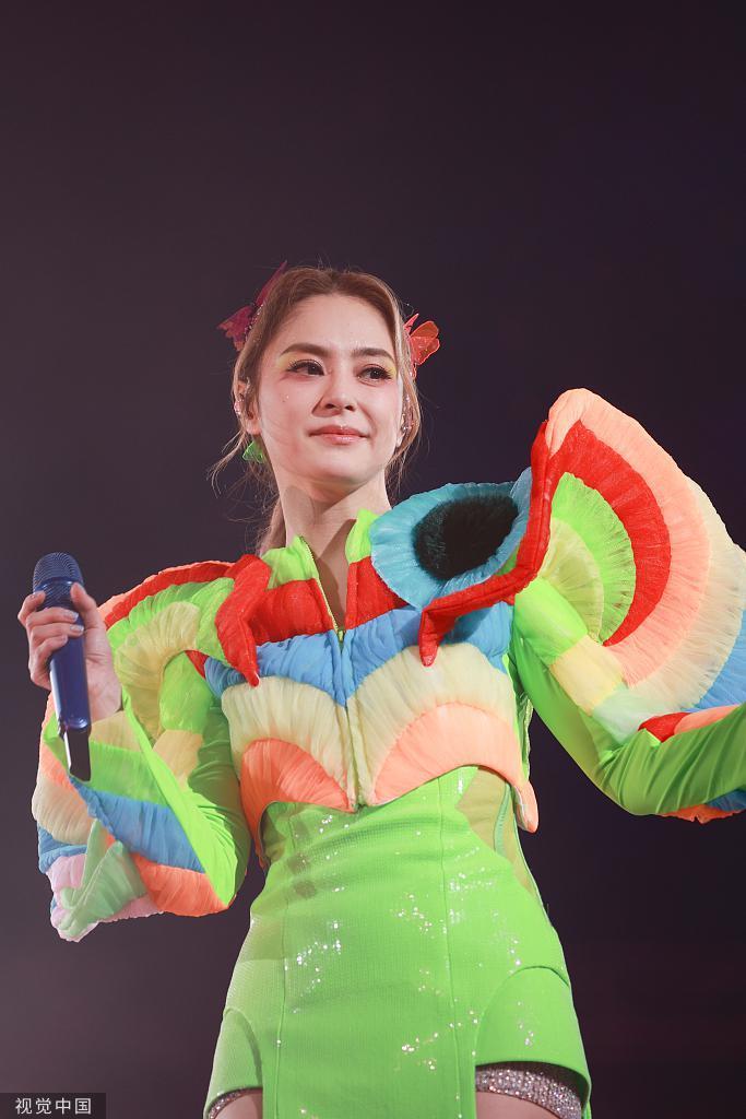 Twins蔡卓妍钟欣潼举办红馆演唱会 造型拉风酷炫