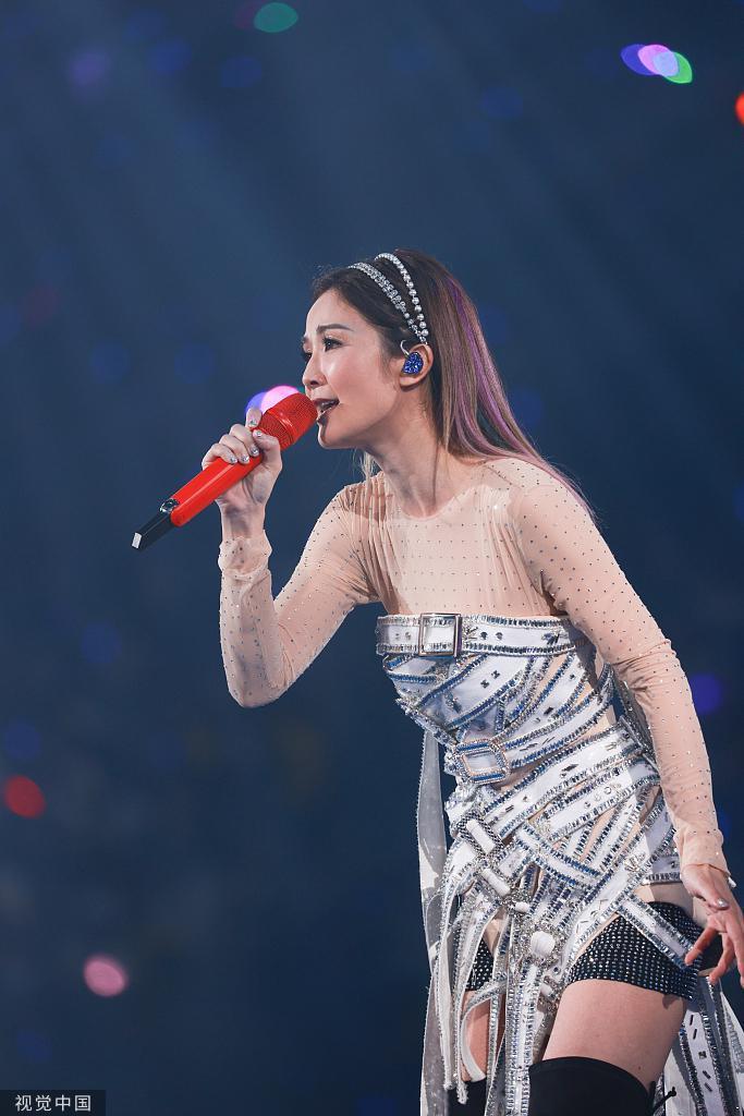 Twins蔡卓妍钟欣潼举办红馆演唱会 造型拉风酷炫