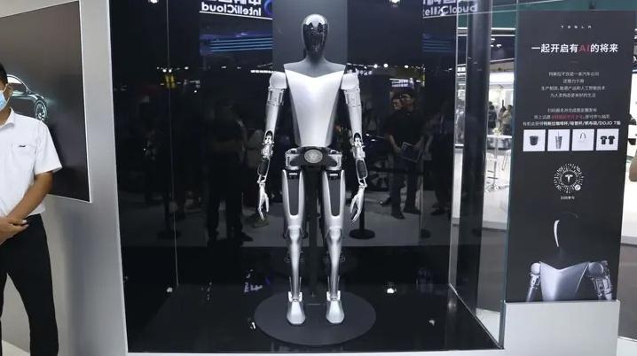 马斯克支持大胆预言：20年后地球上将有大约10亿个人形机器人