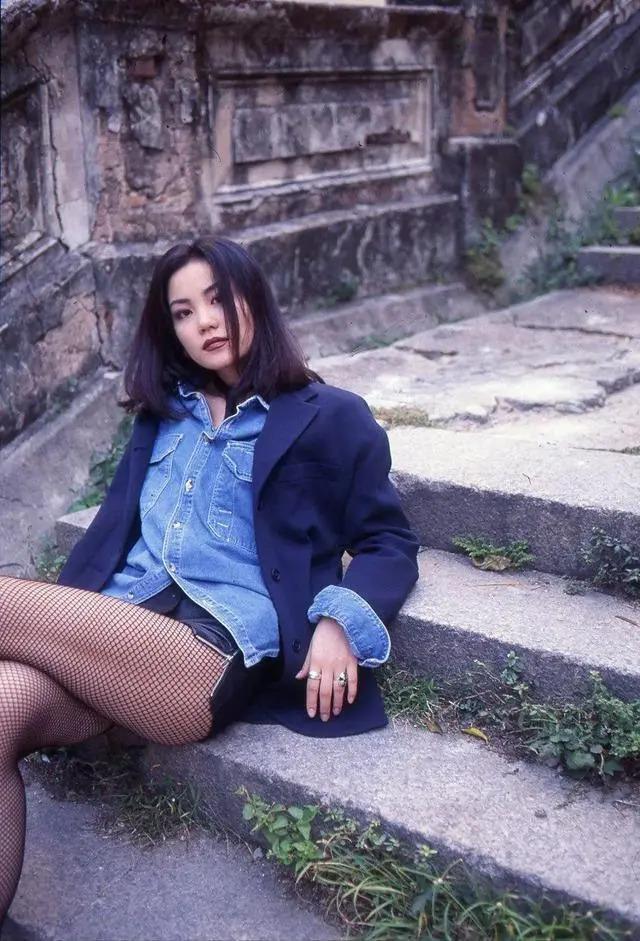 和王菲谈恋爱是什么感受？梁龙：她永远看不见你