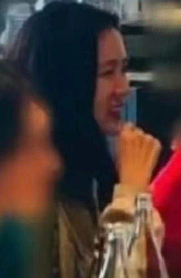 玄彬孙艺珍过节照片曝光，深情对视爱意满满