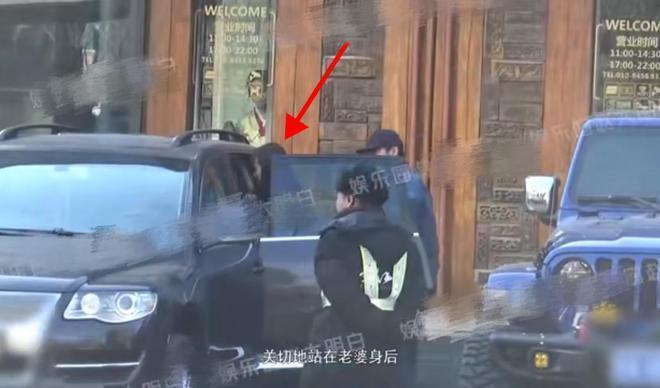 王阳一家三口罕见同框，带妻女外出吃饭就医，全程无微不至