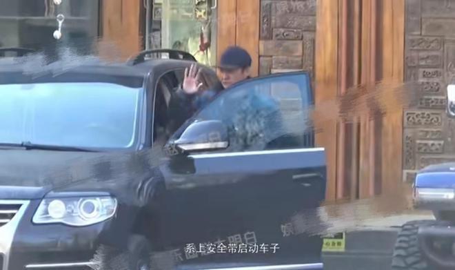 王阳一家三口罕见同框，带妻女外出吃饭就医，全程无微不至