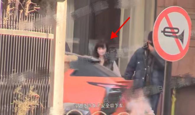 王阳一家三口罕见同框，带妻女外出吃饭就医，全程无微不至