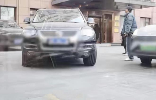 王阳一家三口罕见同框，带妻女外出吃饭就医，全程无微不至