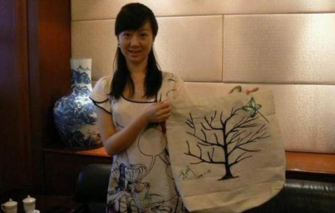 王阳一家三口罕见同框，带妻女外出吃饭就医，全程无微不至