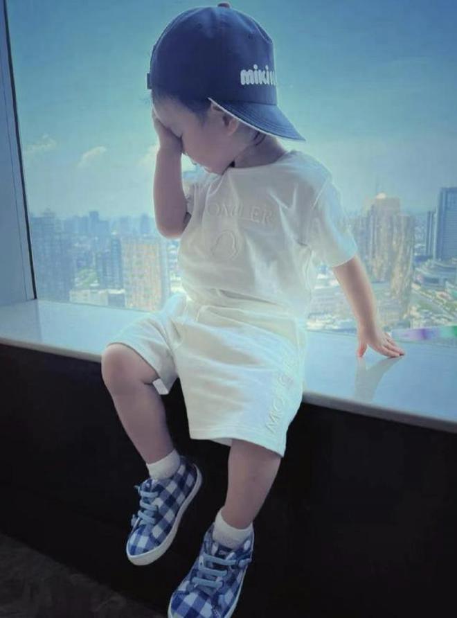 王阳一家三口罕见同框，带妻女外出吃饭就医，全程无微不至
