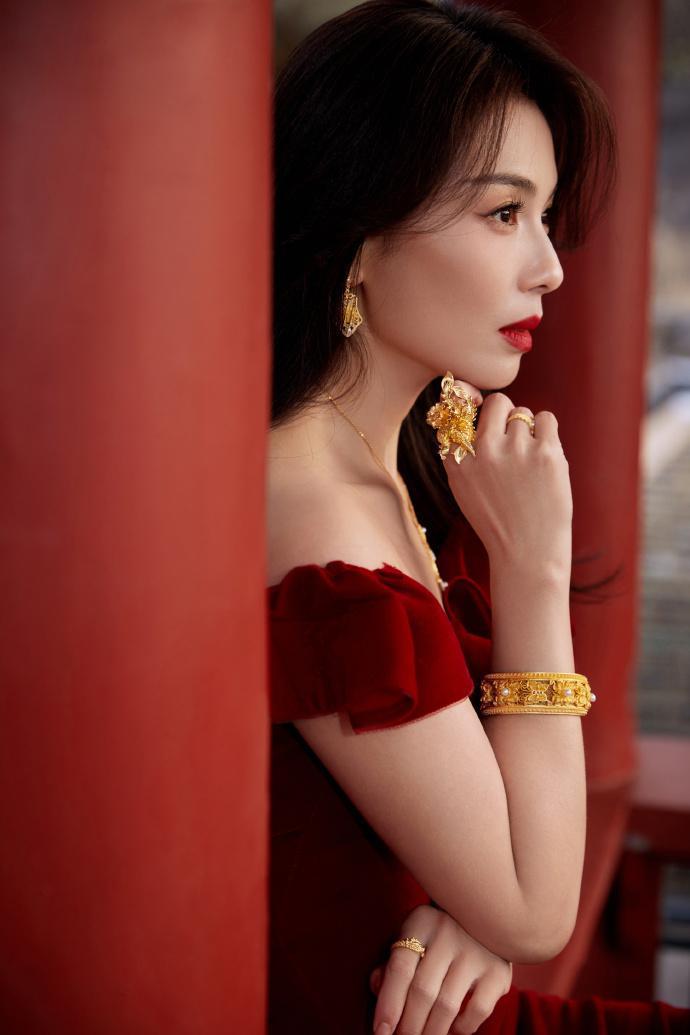 刘涛身穿红色紧身裙 身姿曼妙