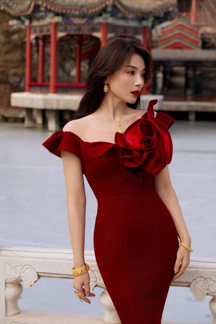 刘涛身穿红色紧身裙 身姿曼妙