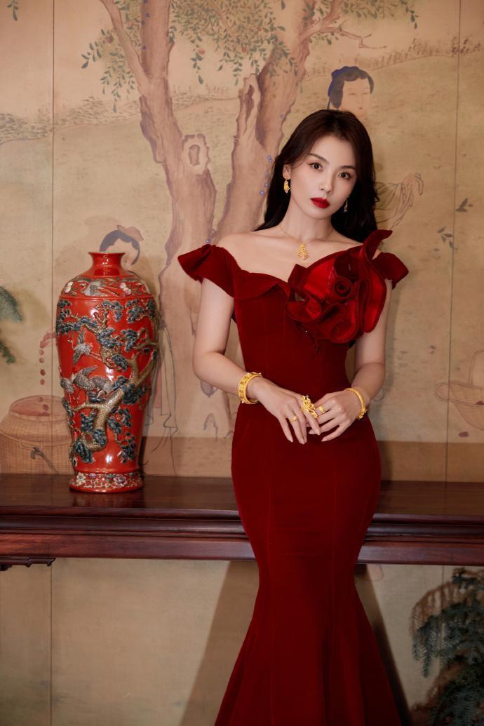 刘涛身穿红色紧身裙 身姿曼妙