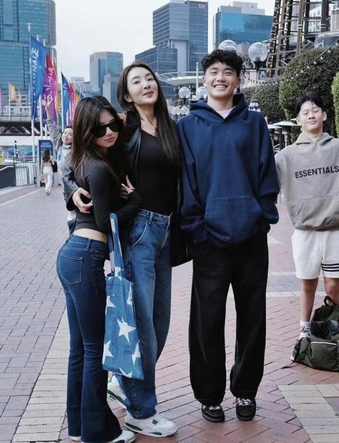 曹格女儿近状曝光，13岁Grace穿搭清凉显成熟