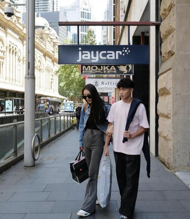 曹格女儿近状曝光，13岁Grace穿搭清凉显成熟