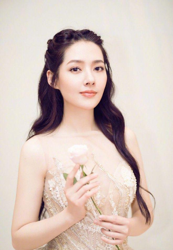 郭碧婷罕见晒动态！素颜出镜珠圆玉润，鹦鹉与她贴贴