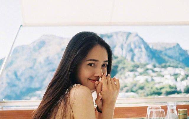 郭碧婷罕见晒动态！素颜出镜珠圆玉润，鹦鹉与她贴贴