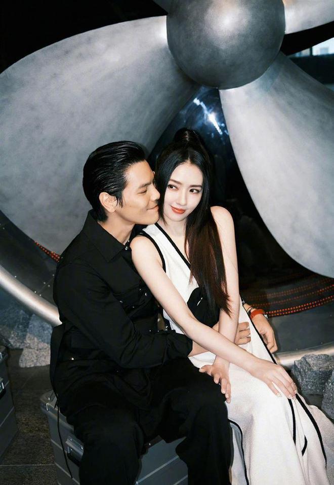 郭碧婷罕见晒动态！素颜出镜珠圆玉润，鹦鹉与她贴贴