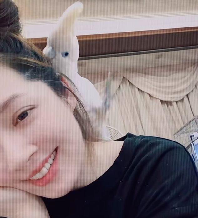 郭碧婷罕见晒动态！素颜出镜珠圆玉润，鹦鹉与她贴贴