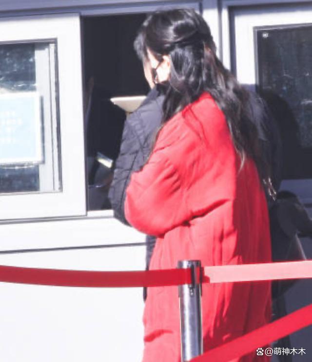 杨幂带货实力太强，身穿千元中式现身春晚彩排，同款卖疯