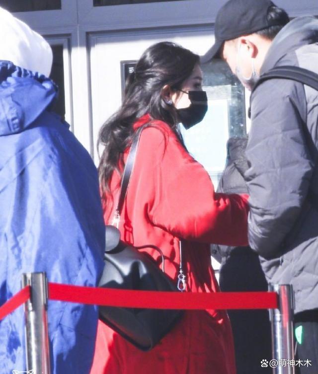 杨幂带货实力太强，身穿千元中式现身春晚彩排，同款卖疯