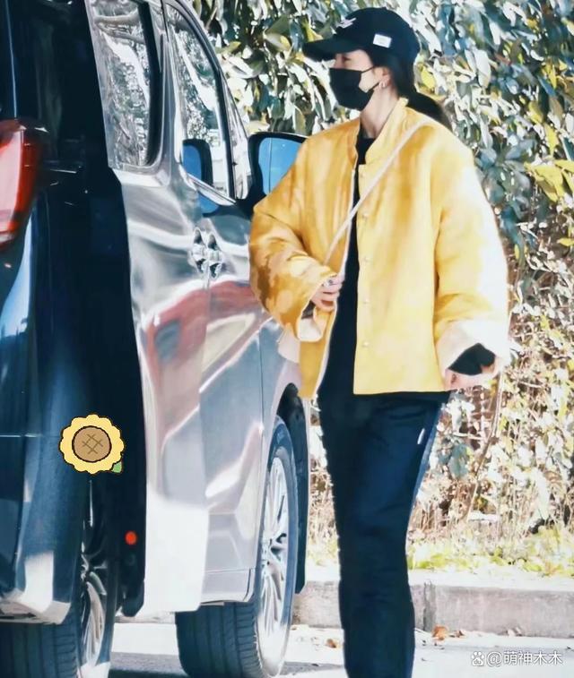 杨幂带货实力太强，身穿千元中式现身春晚彩排，同款卖疯