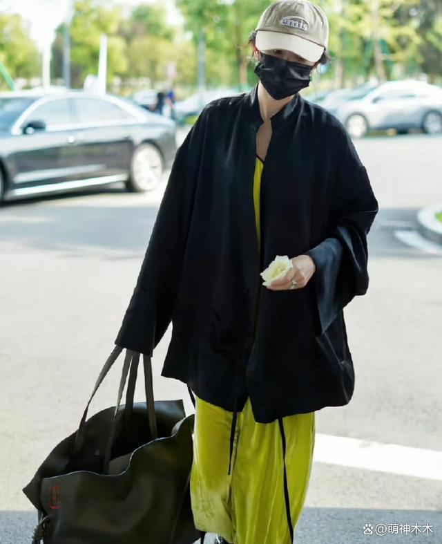 杨幂带货实力太强，身穿千元中式现身春晚彩排，同款卖疯