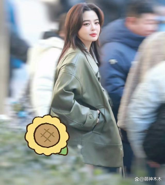 杨幂带货实力太强，身穿千元中式现身春晚彩排，同款卖疯