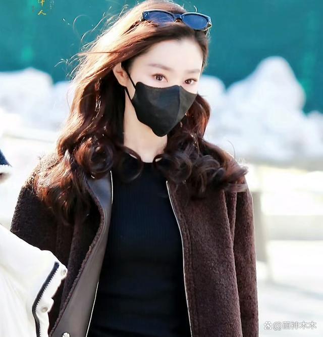 杨幂带货实力太强，身穿千元中式现身春晚彩排，同款卖疯