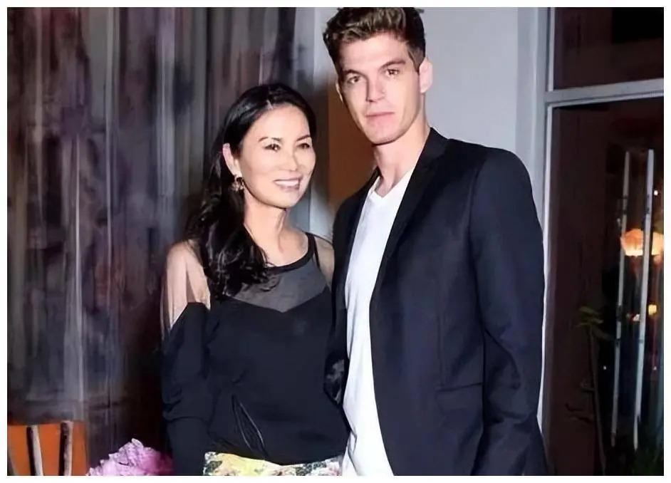 邓文迪的离婚真相：不满足富翁丈夫，爱上了英国首相