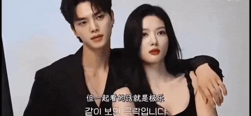 根本藏不住，他说话都盯着她的嘴唇看诶