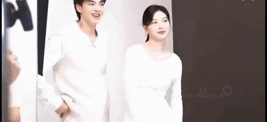 根本藏不住，他说话都盯着她的嘴唇看诶