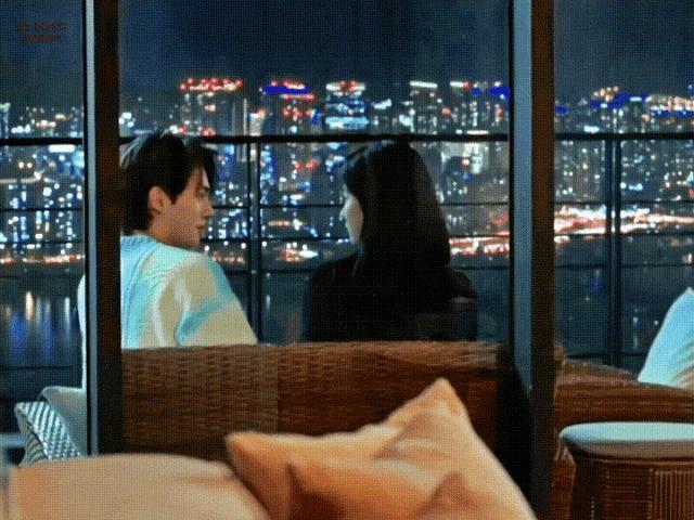根本藏不住，他说话都盯着她的嘴唇看诶