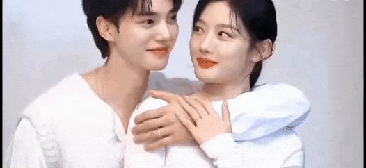 根本藏不住，他说话都盯着她的嘴唇看诶