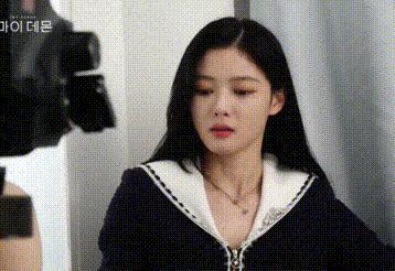 根本藏不住，他说话都盯着她的嘴唇看诶