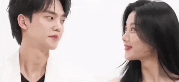 根本藏不住，他说话都盯着她的嘴唇看诶