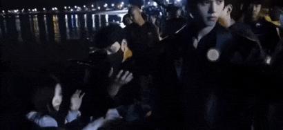 根本藏不住，他说话都盯着她的嘴唇看诶