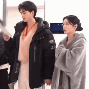 根本藏不住，他说话都盯着她的嘴唇看诶