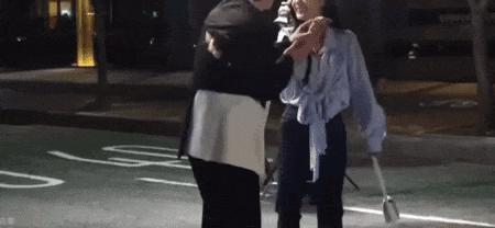 根本藏不住，他说话都盯着她的嘴唇看诶