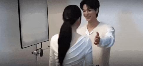根本藏不住，他说话都盯着她的嘴唇看诶