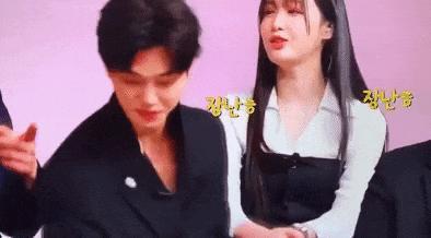 根本藏不住，他说话都盯着她的嘴唇看诶