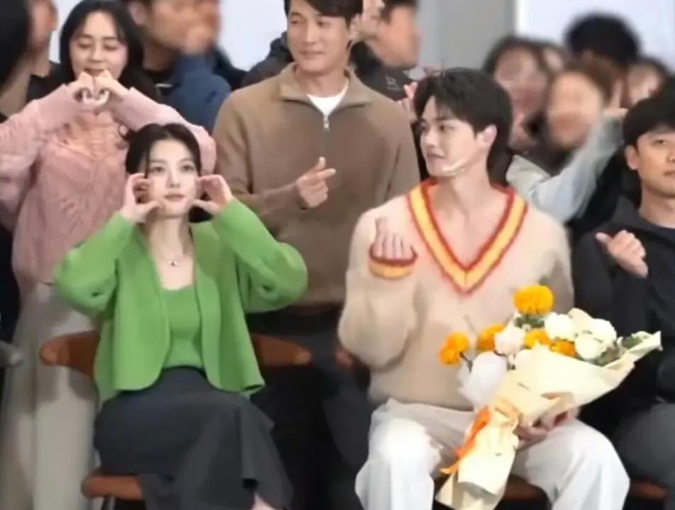 根本藏不住，他说话都盯着她的嘴唇看诶