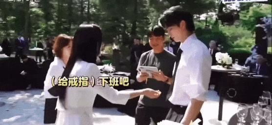 根本藏不住，他说话都盯着她的嘴唇看诶