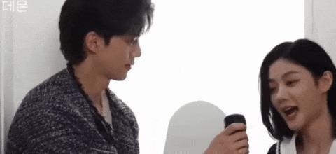 根本藏不住，他说话都盯着她的嘴唇看诶
