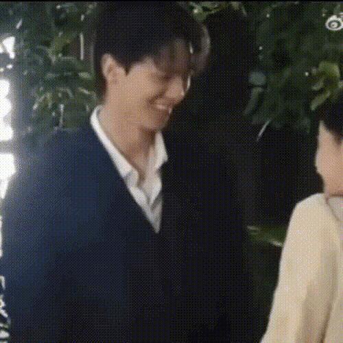 根本藏不住，他说话都盯着她的嘴唇看诶
