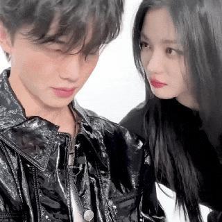 根本藏不住，他说话都盯着她的嘴唇看诶
