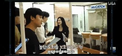 根本藏不住，他说话都盯着她的嘴唇看诶