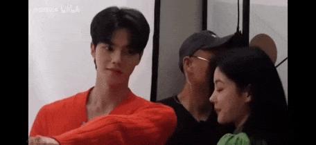 根本藏不住，他说话都盯着她的嘴唇看诶