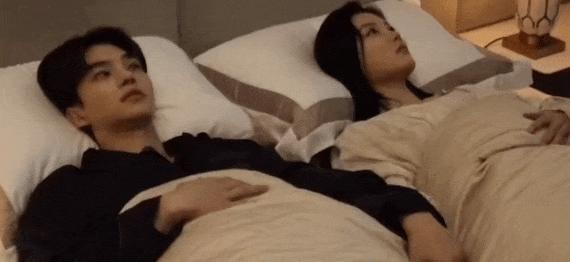 根本藏不住，他说话都盯着她的嘴唇看诶